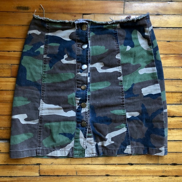 🌿 Button Up Camo Skirt. 🌿 - Picture 4 of 5